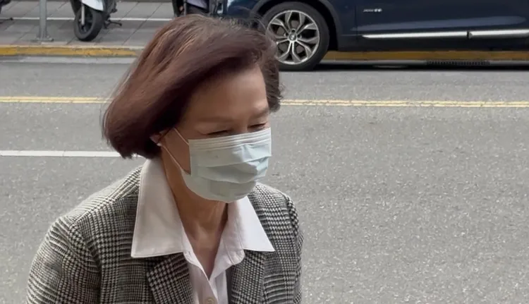 目前停职中的宜兰县长林姿妙涉贪上诉二审，今午现身高院出庭。谢亚庭摄