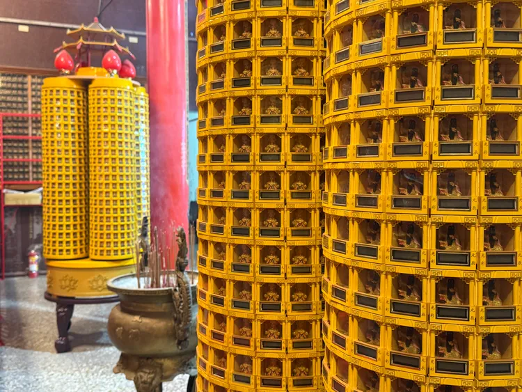 2026马、鼠、牛与羊犯太岁，命理师柯柏成建议，安太岁方法可点灯或配戴羊形象的坠炼或手环。示意图，摄影中心