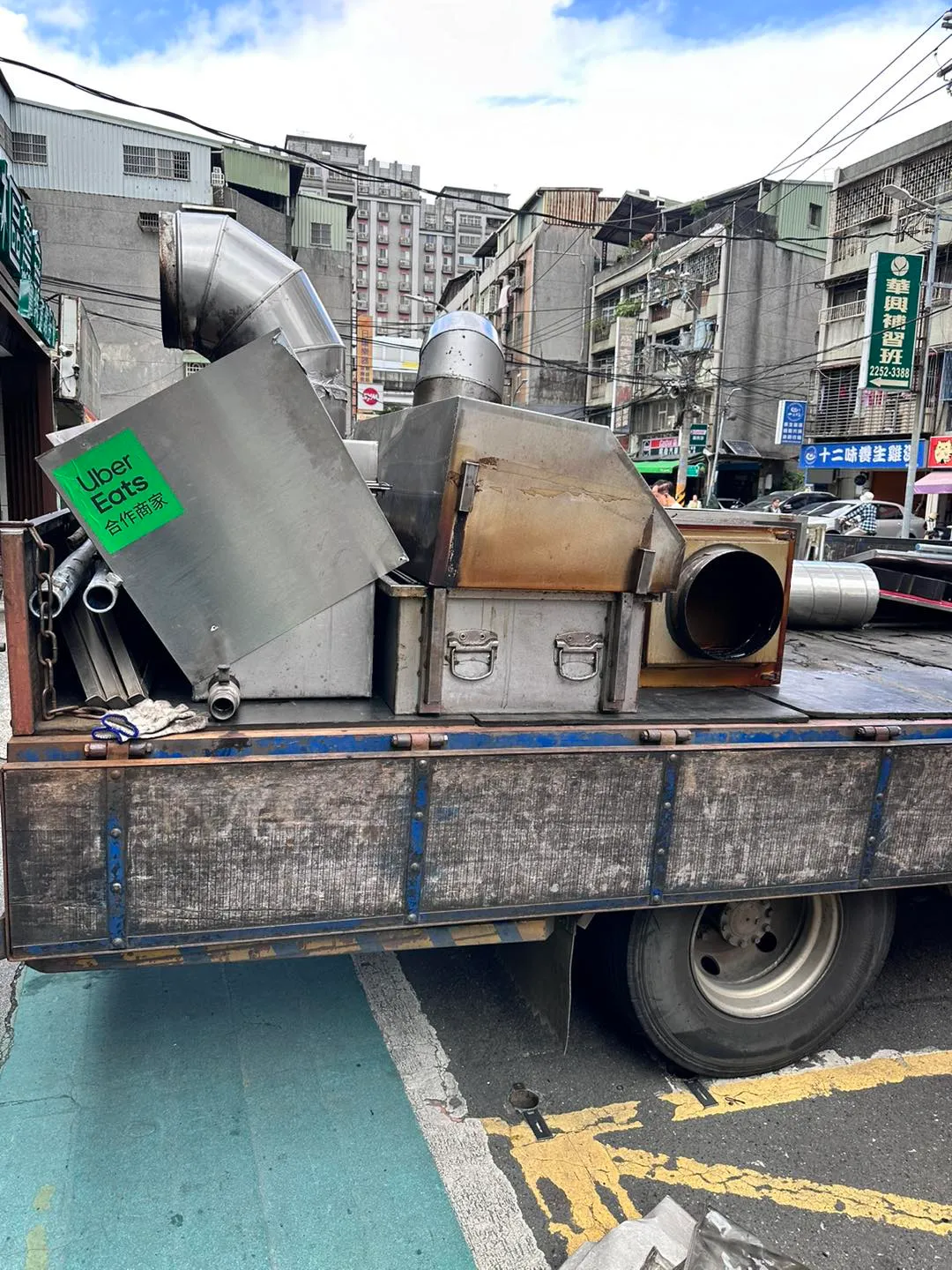 烤肉摊的设备被拆除运走。翻摄郭主义(古锥师)脸书