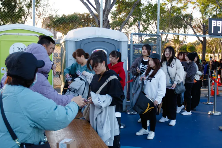 台中跨年晚會人潮陸續進場接受安檢。市府提供