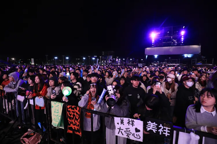 台中跨年晚會人潮擠爆。市府提供