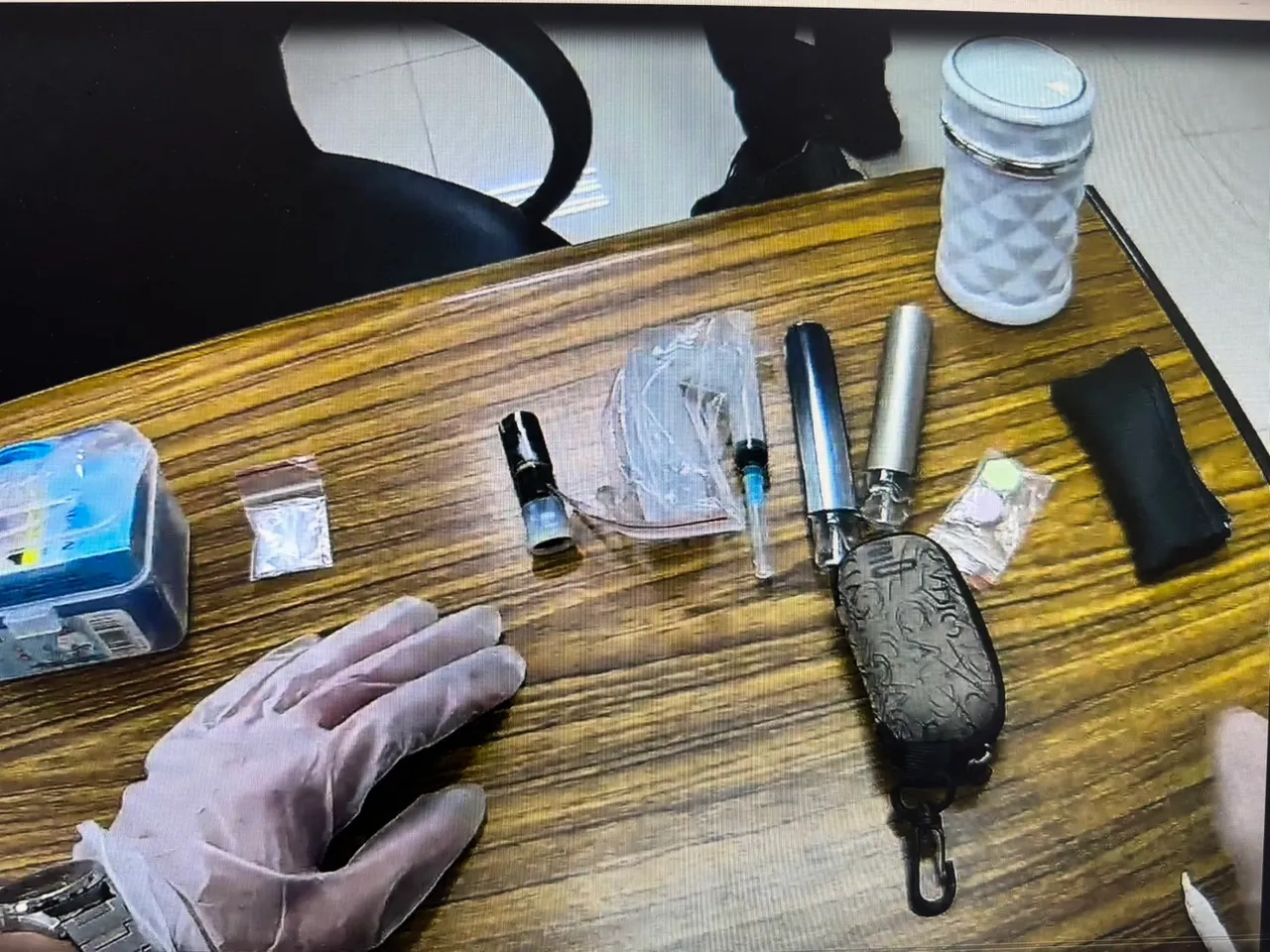 林男被查获的毒品。翻摄画面