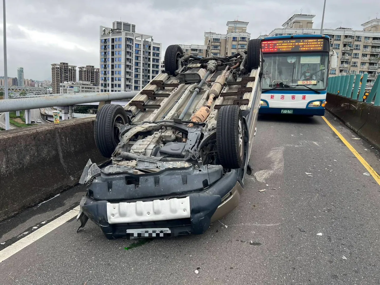 李男车辆「乌龟翻」后他自行逃出求助，后方大型车辆暂时无法通行。翻摄画面