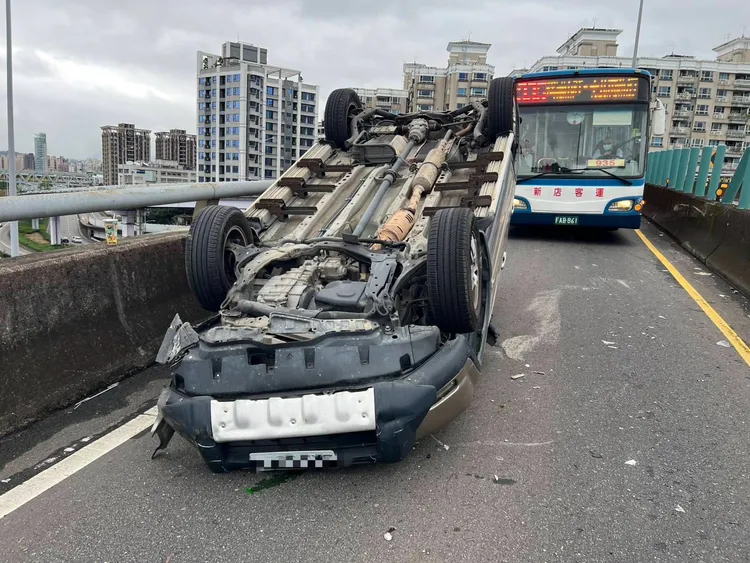李男車輛「烏龜翻」後他自行逃出求助，後方大型車輛暫時無法通行。翻攝畫面
