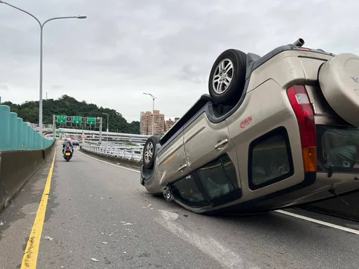 疑路幅缩小未注意！无照男自撞中安大桥护栏「乌龟翻」　访友不成惨吞罚单