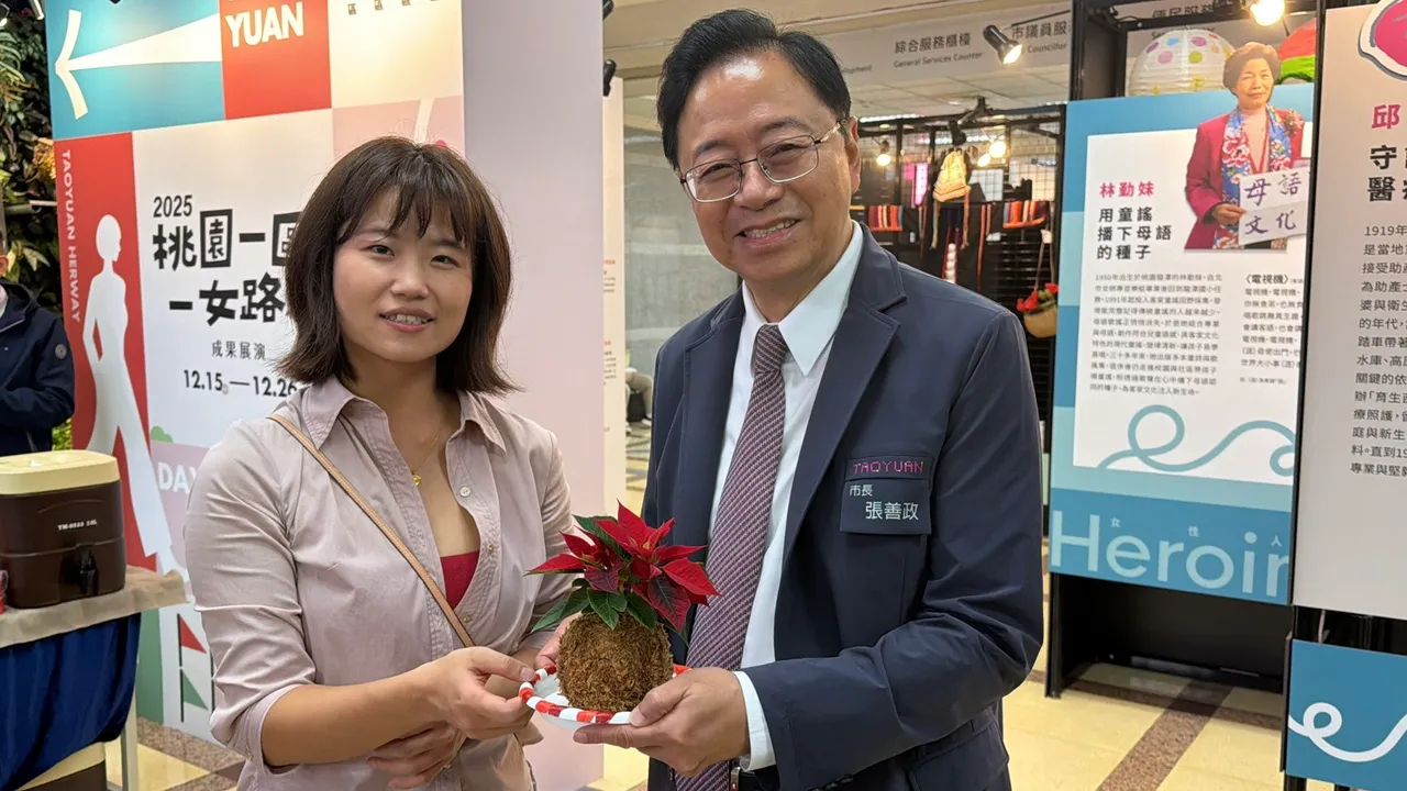 张善政今就职三周年，由青年局辅导的植感青农赠送圣诞红水苔球。张沛森摄