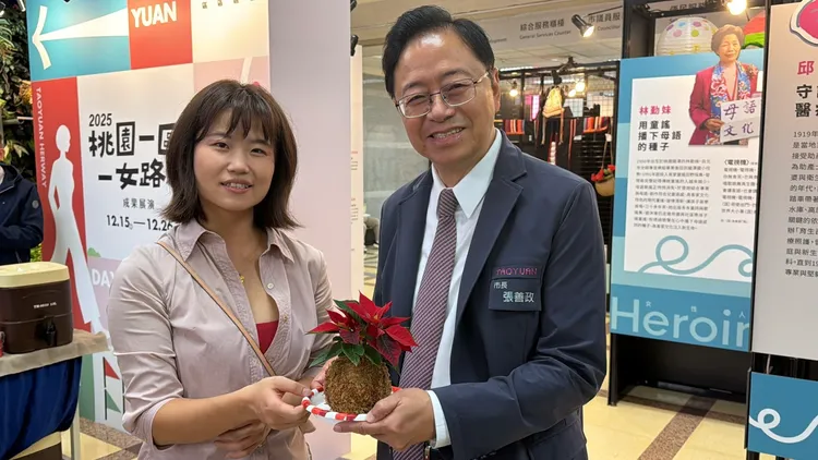 張善政今就職三周年，由青年局輔導的植感青農贈送聖誕紅水苔球。張沛森攝