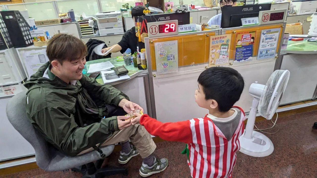 洽公民众与慢飞天使温馨互动。民众提供