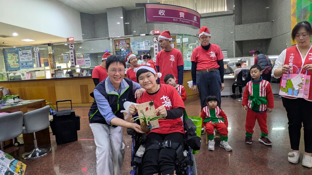 台电台中区处副处长刘桂玉说，慢飞天使的表演令人感动。民众提供