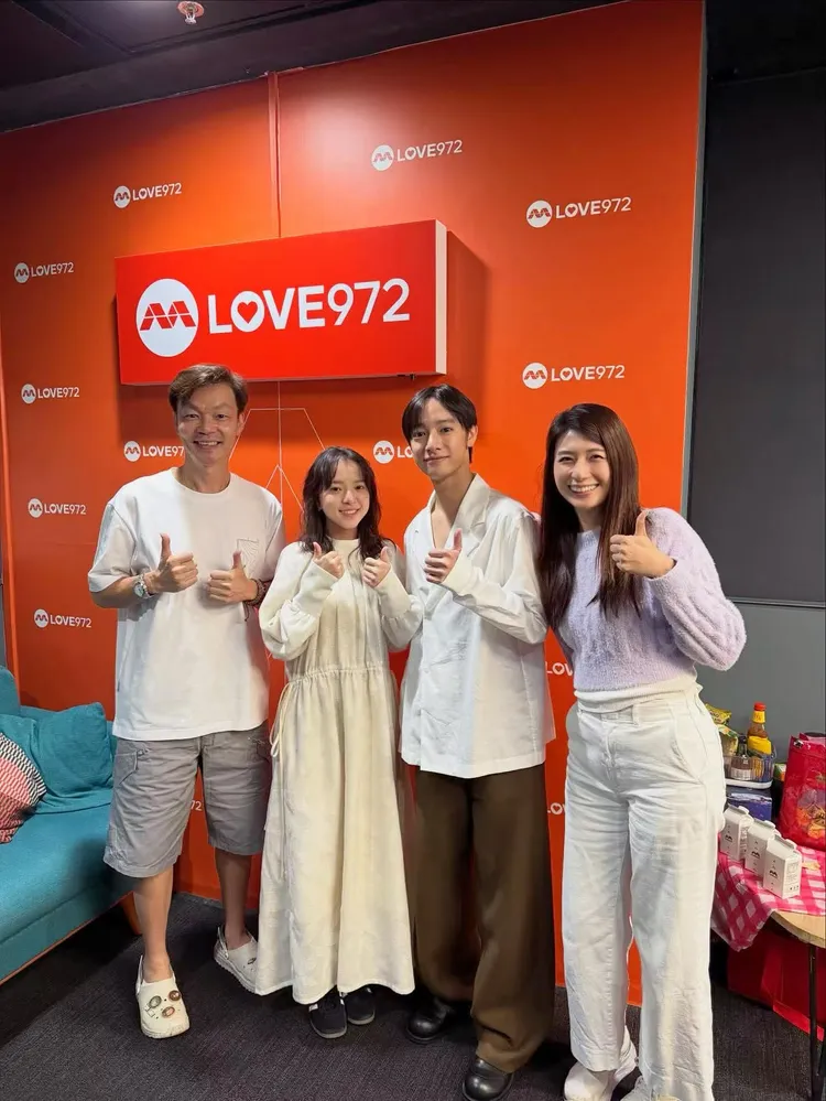 李國煌（左起）邀項婕如、劉修甫參加他主持的廣播live節目，右為助理主持。三匠影視提供