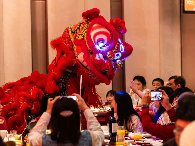 宴會廳「除夕團圓守福宴」打造聲色味俱全的守歲派對，集結舞獅鼓陣、魔術秀與樂團演奏，並貼心安排全家福拍攝，熱鬧非凡。台北遠東香格里拉提供