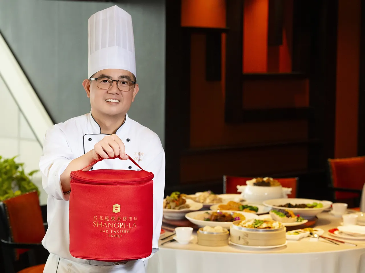 饭店主厨团队集结近四十道除夕当天现做的常温外带珍馔，热腾腾美味直送府上。六人份套餐每套1万8888元，单点美馔788元起。台北远东香格里拉提供
