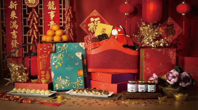 飯店推出17款年節禮品與三款豪華禮籃，品項豐富多元，一次滿足圍爐加菜與新春送禮需求。台北遠東香格里拉提供