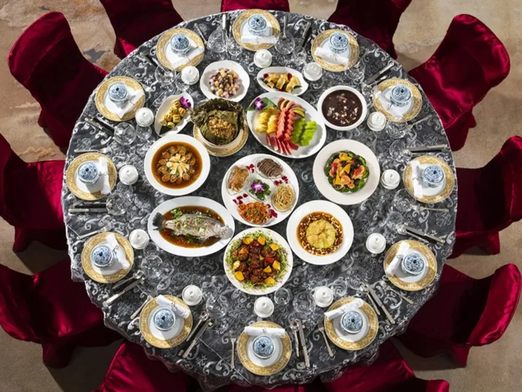 	宴會廳獻上11道頂級海陸盛宴，包含「極品魚膠台式佛跳牆」等大菜。每桌五位2萬3800+10%元；十位4萬2800+10%元。台北遠東香格里拉提供