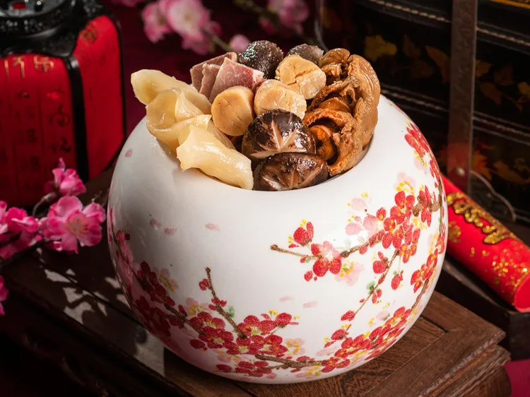 上海醉月樓「鮑參極品佛跳牆」，集鮑魚、海參等珍稀山海味入甕，文火細煨，湯頭濃醇，價格9088元。台北遠東香格里拉提供