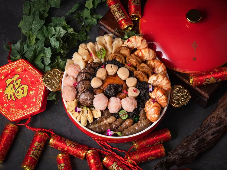 香宮「廣東龍蝦盆菜」嚴選波士頓龍蝦，匯聚鮑魚、海參等頂級食材，寓意盆滿缽滿，價格1萬6888元。台北遠東香格里拉提供