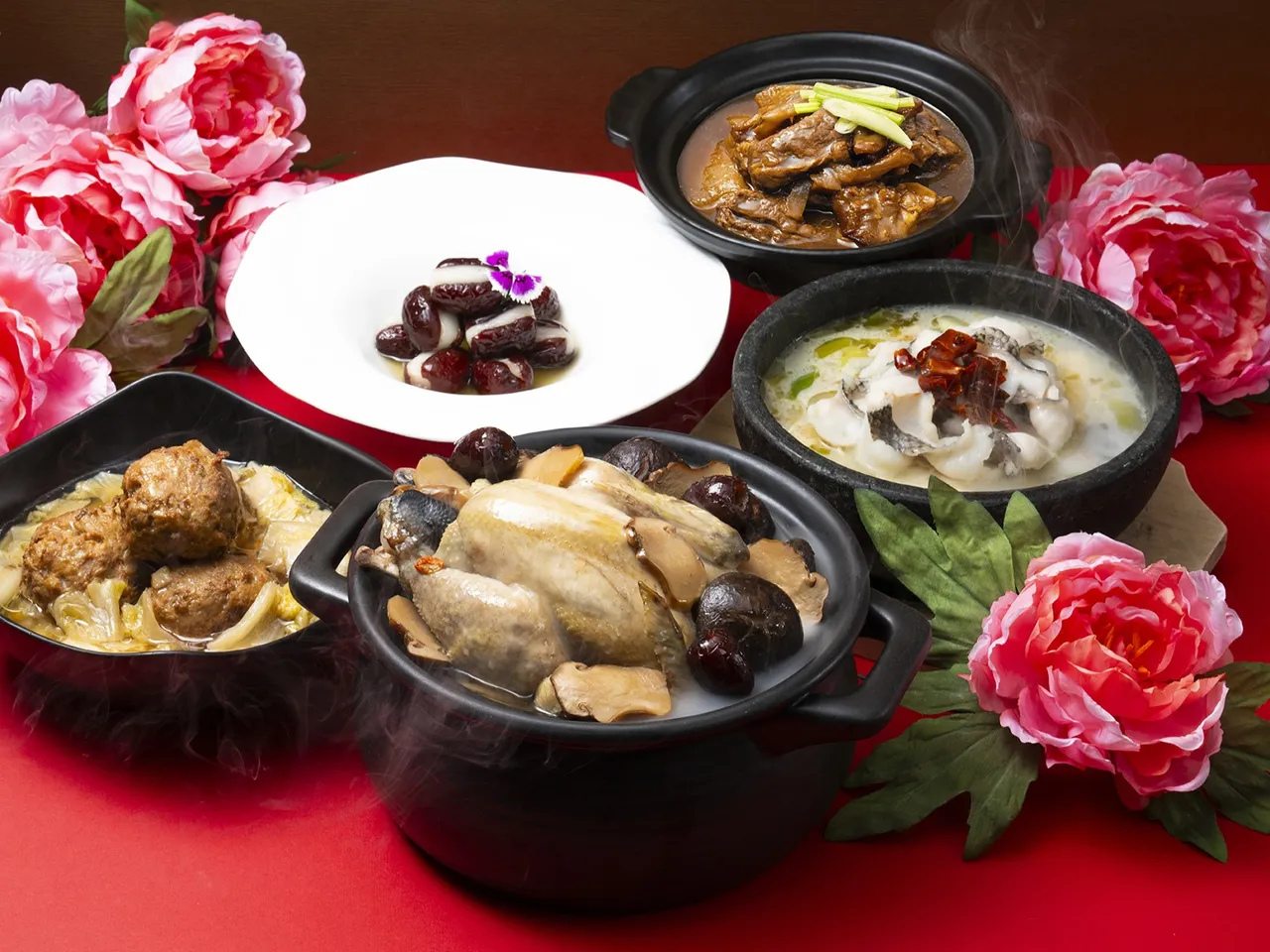 五款「冷冻年菜」囊括松茸花菇鸡汤、红烧狮子头与酱皇萝卜牛肉煲等经典佳肴，简单复热即享盛宴。台北远东香格里拉提供