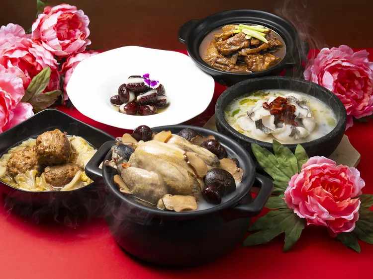 五款「冷凍年菜」囊括松茸花菇雞湯、紅燒獅子頭與醬皇蘿蔔牛肉煲等經典佳餚，簡單復熱即享盛宴。台北遠東香格里拉提供