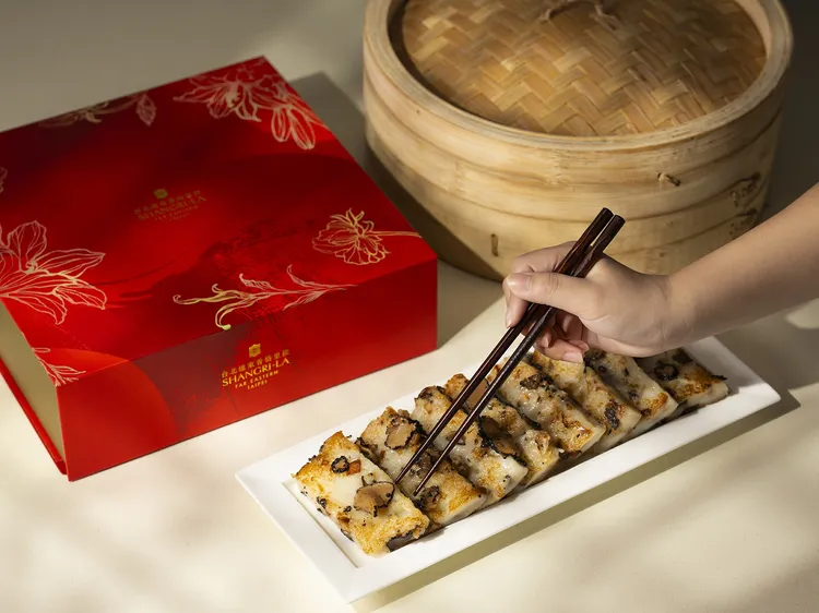 「義大利黑松露菌菇蘿蔔糕」將中式鹹點與西式珍味巧妙結合，香氣迷人，價格1080元起。亦包含傳統風味的臘味與口感綿密的芋頭口味。台北遠東香格里拉提供