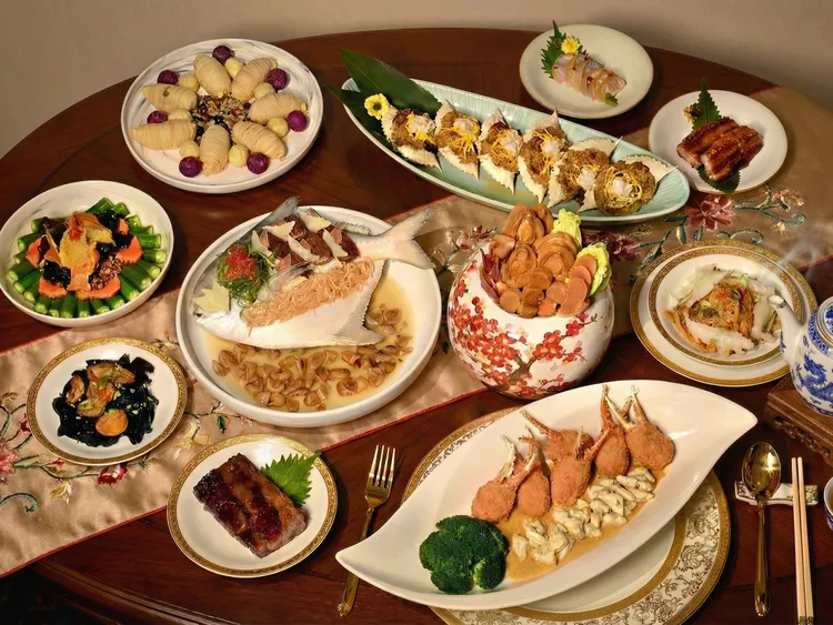 香宮六人份外帶年菜套餐，包含「澳洲珍珠貝鮑魚元貝燉雞湯」等七道吉祥珍饌，每套1萬8888元。台北遠東香格里拉提供