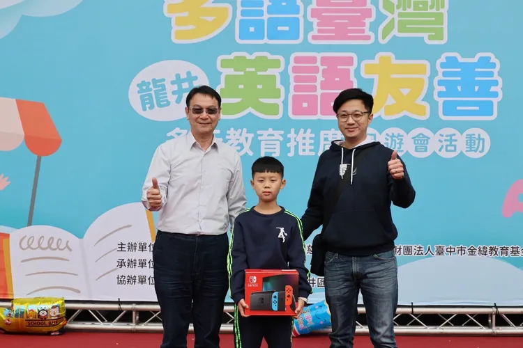 中鋼子公司中龍鋼鐵連續第三年舉辦「多語台灣，英語友善，龍井多元教育推廣」園遊會活動。圖左一為中龍鋼鐵董事長呂紹榮。中龍提供