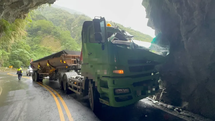 一辆载运砂土的砂石车行经中横公路时失控撞山壁。民众提供