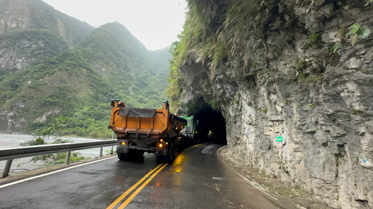 一辆砂石车失控撞隧道口山壁。民众提供