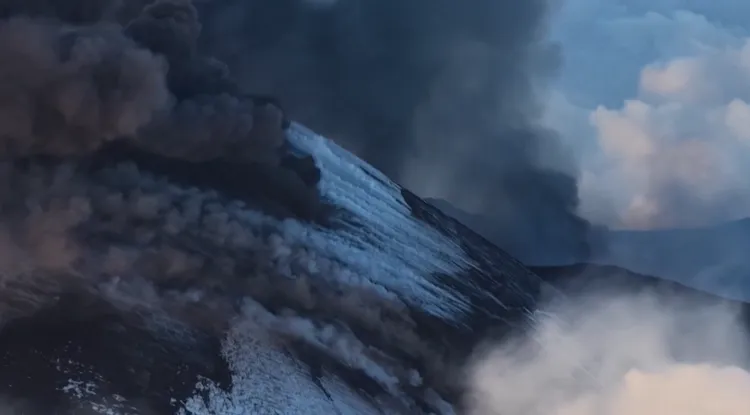 火山噴發場面壯觀。路透