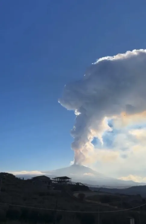 埃特纳火山再度爆发。翻摄自X @SputnikInt