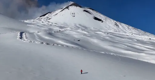 欧洲最大活火山又喷了！熔岩直冲天际　滑雪客逃命
