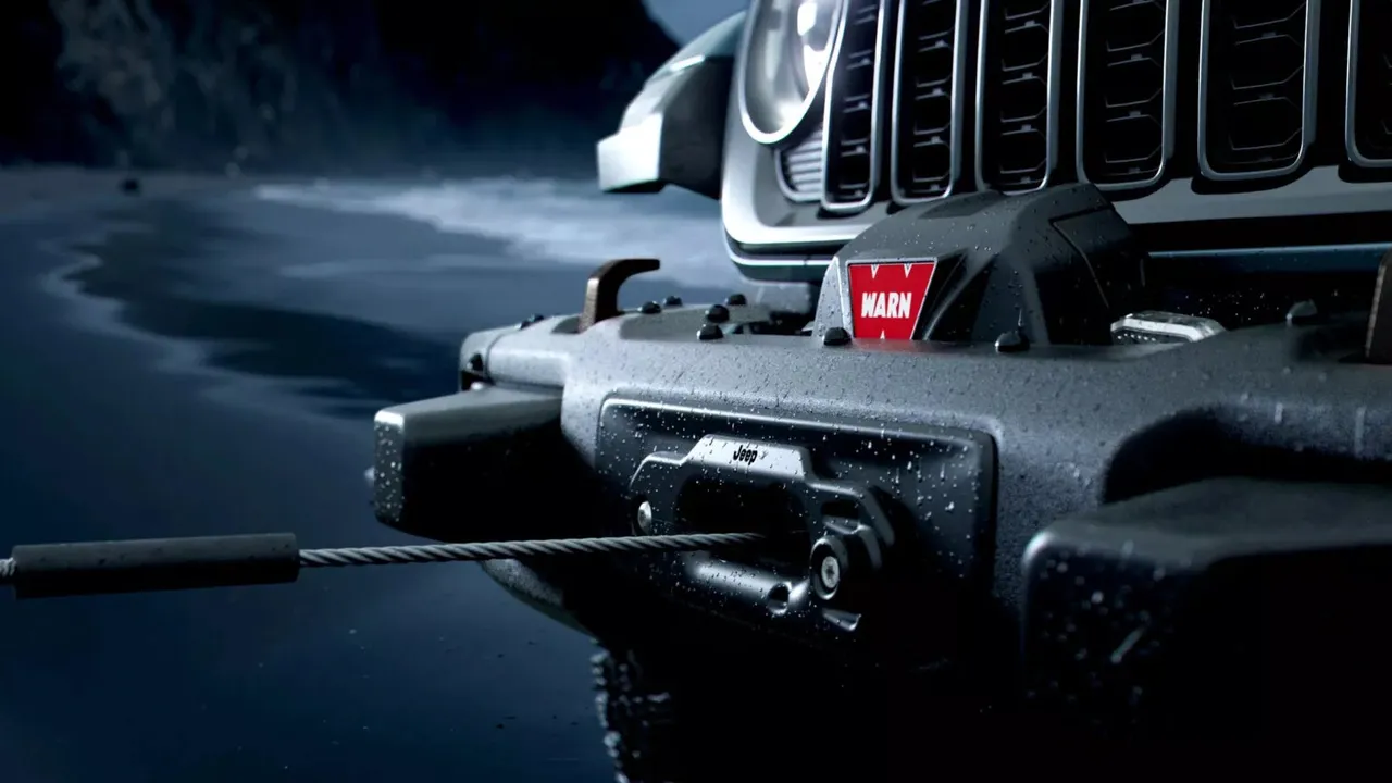 Warn原厂绞盘具备约8,000磅的自救与牵引能力，对喜爱重度越野、自行救援或攀爬地形的玩家来说是实用加分项目。原厂照片