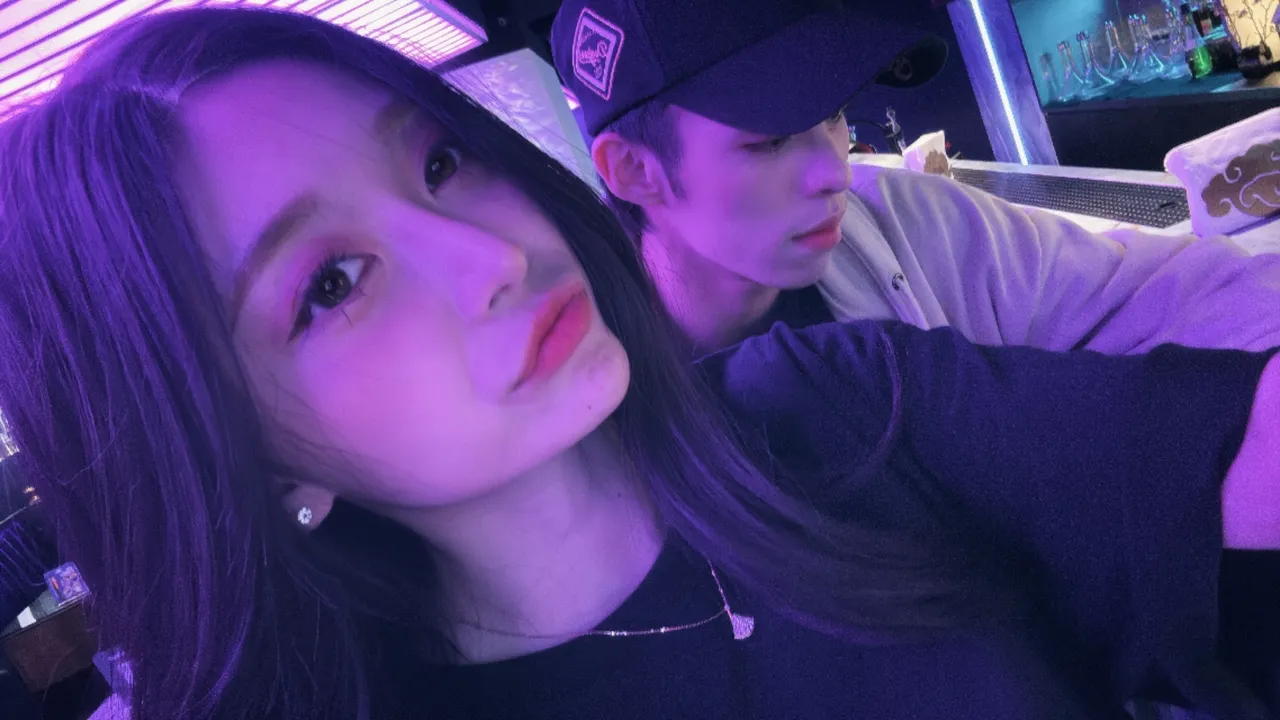 祈锦钥与22岁小鲜肉陈任佑工作合照。祈锦钥提供