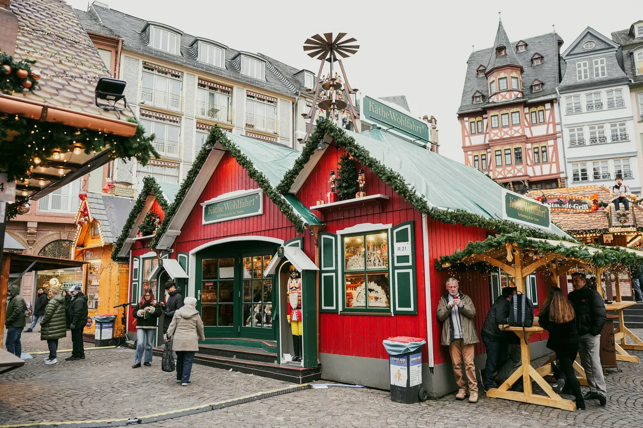 色彩缤纷的可爱小屋，让人仿佛置身百年前的传统市集。田欣云摄影