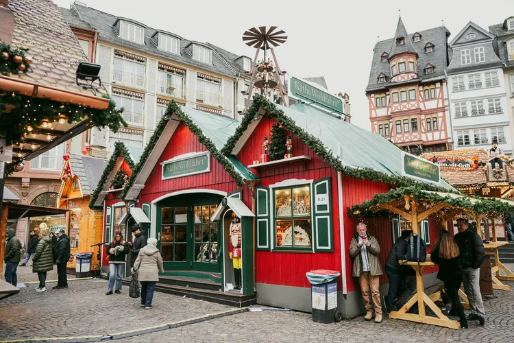 色彩繽紛的可愛小屋，讓人彷彿置身百年前的傳統市集。田欣雲攝影