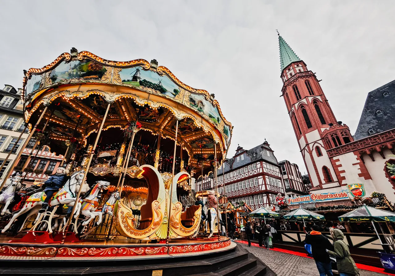 旋转木马位于广场正中央，十分吸睛。田欣云摄影