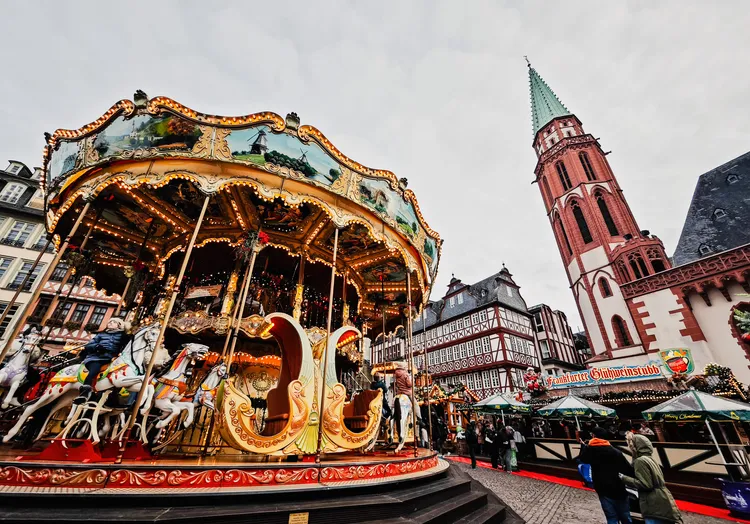 旋轉木馬位於廣場正中央，十分吸睛。田欣雲攝影