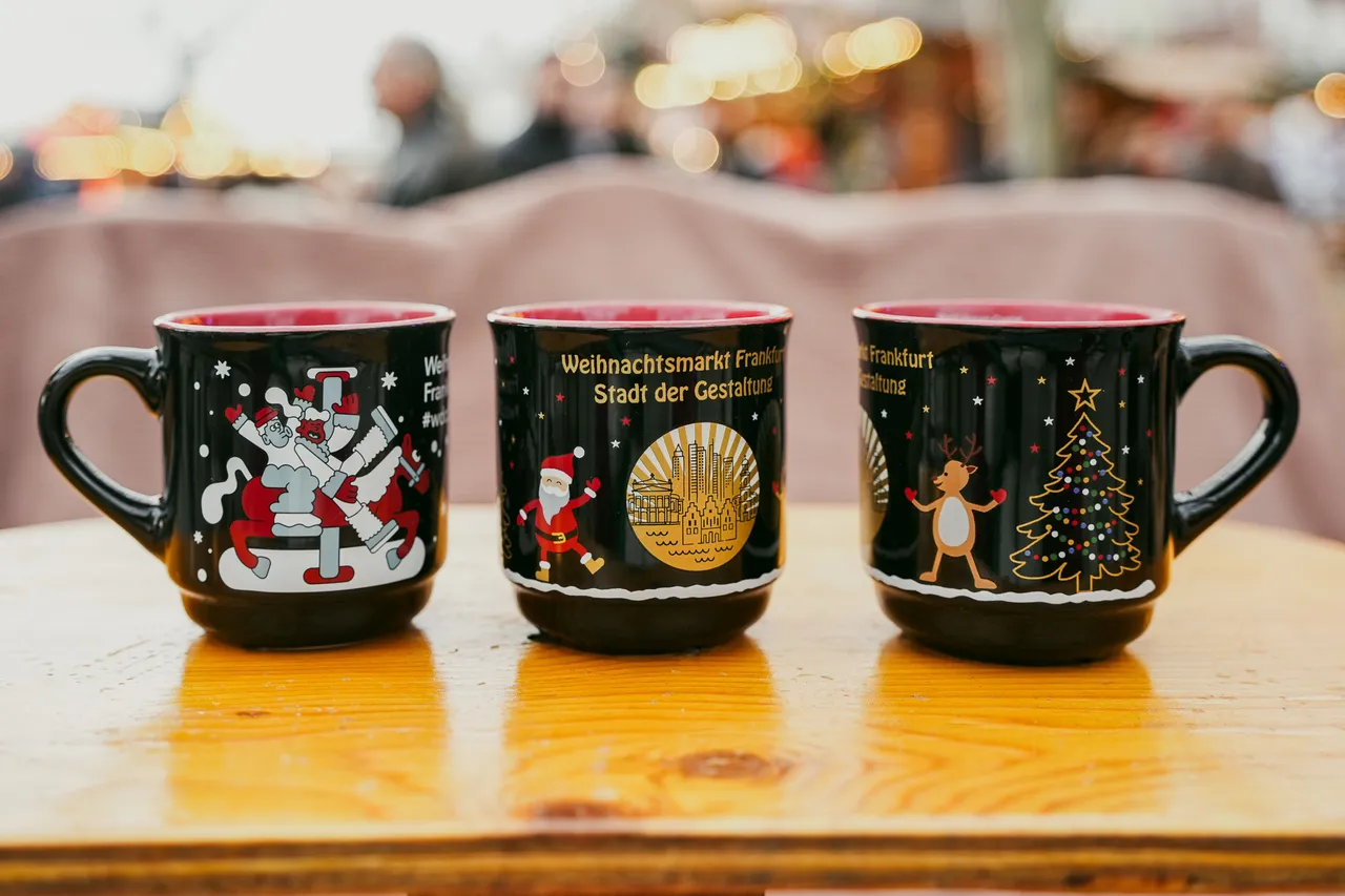 法兰克福圣诞市集2025年新款纪念马克杯。田欣云摄影