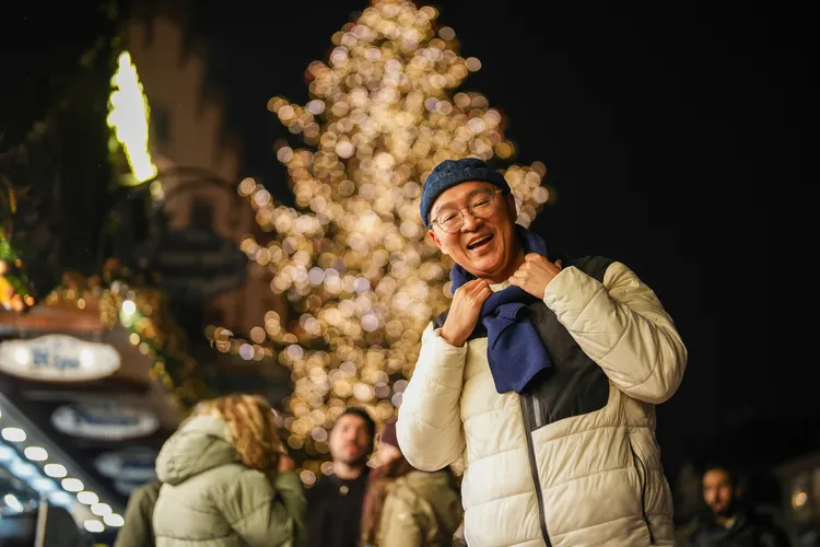 光芒閃耀的聖誕樹，絕對是入夜後拍照的絕佳背景。田欣雲攝影