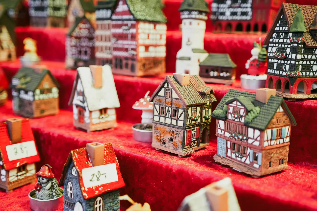 可爱彩绘小房子，是德式传统木筋屋造型。田欣云摄影