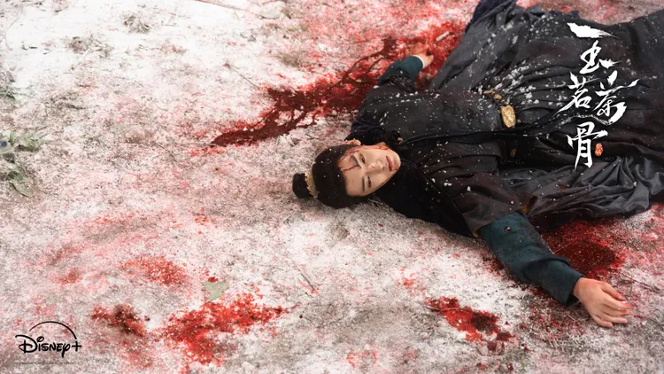 侯明昊為逃避仇敵追殺、假裝失憶潛入榮家。Disney+提供提供