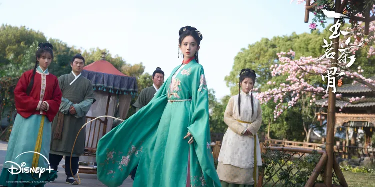 《玉茗茶骨》首日開局就「公開招親」，展開一女對戰七男的雄競格局。Disney+提供