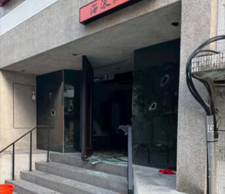 台北大安区知名「海派私房菜」餐厅遭数名陌生男子闯入，持球棒砸店还泼漆。翻摄画面