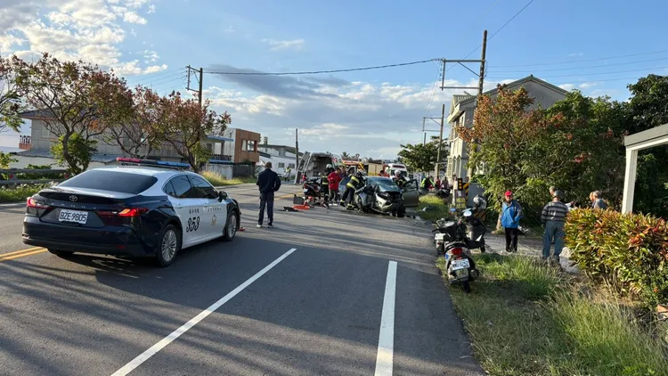 台11線成功路段發生自小客自撞電箱車禍故事現場。警方提供