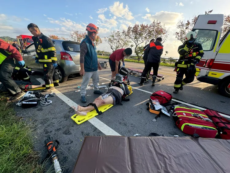 警消將受困車內的男子救出送醫。消防局提供