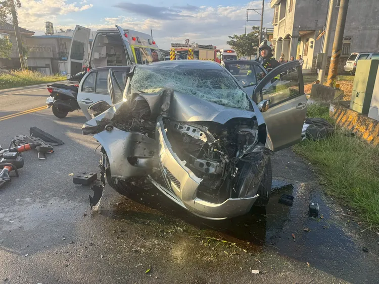 台11线成功路段一辆自小客自撞电箱酿2死。民众提供