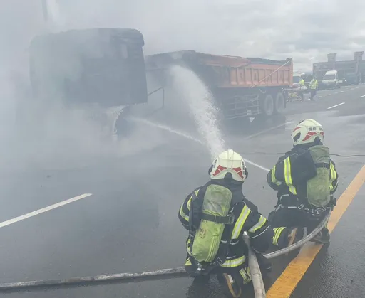 台66平镇段砂石车火烧车　驾驶跳车逃生未酿伤亡