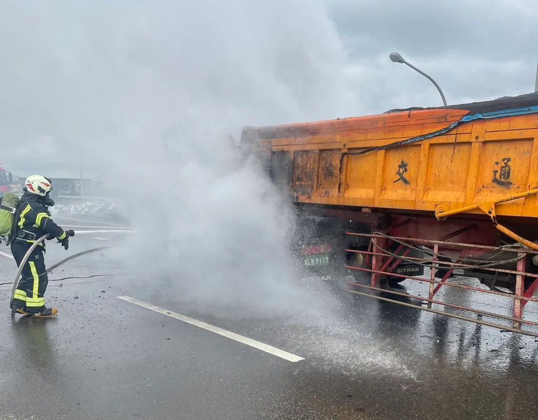 消防人员灌救。桃园市消防局提供