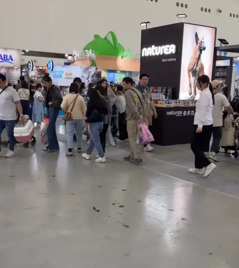 饲主参加宠物展，却放任爱犬随地大便。翻摄自threads_richu_husky