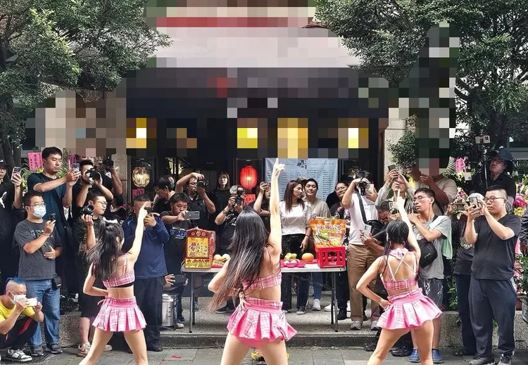 串燒店去年7月開幕時請來辣妹跳舞宣傳，還掀起當地民眾一陣討論。翻攝自iBeta 愛北大臉書社團