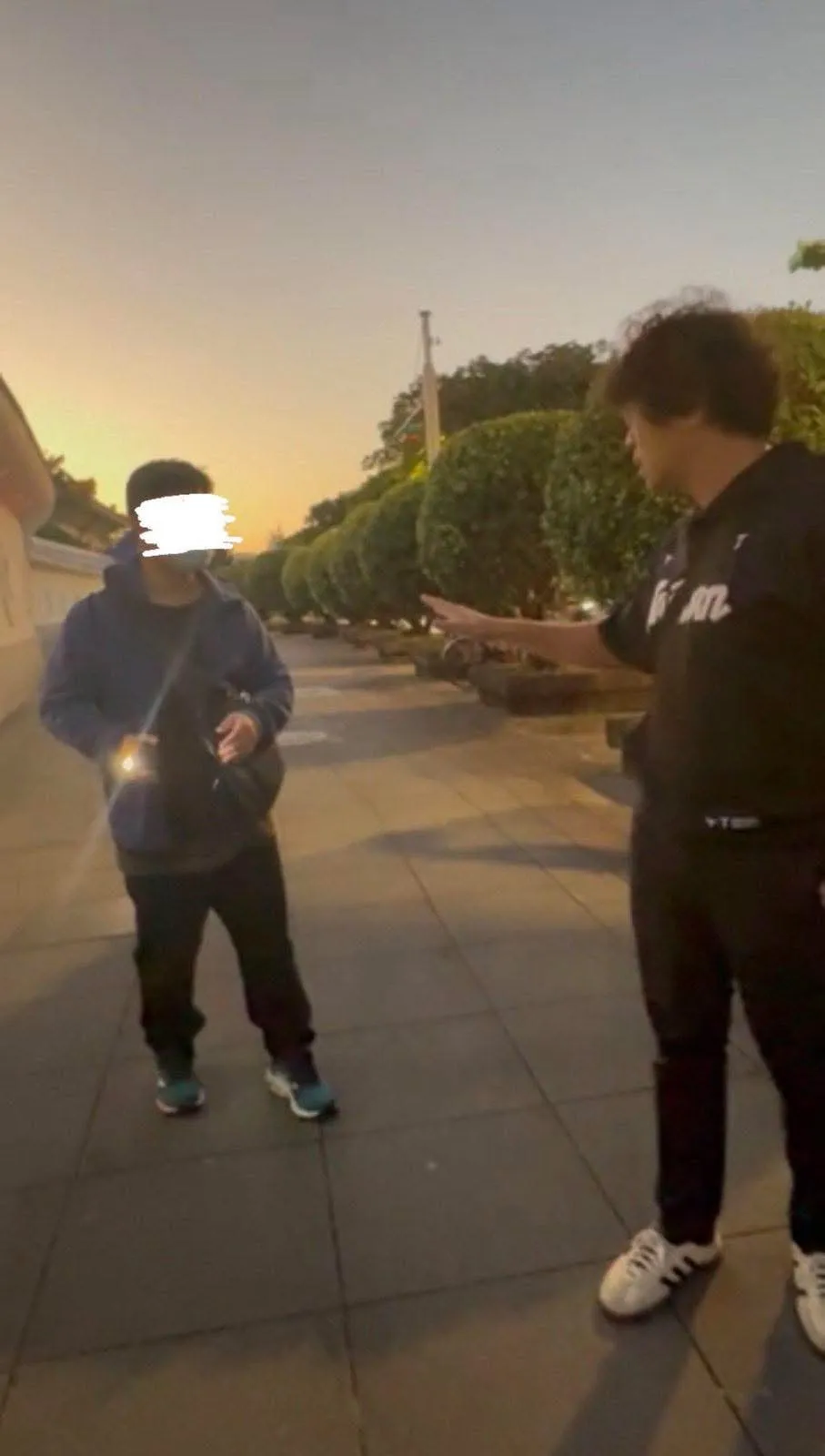 沈伯洋（右）与挑衅民众理论。翻摄自沈伯洋脸书